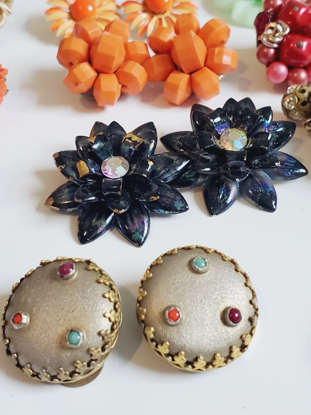 12 Pair of clip on Earrings, items # B 367-378, . wt. 144 grams,. - Picture 3 of 15